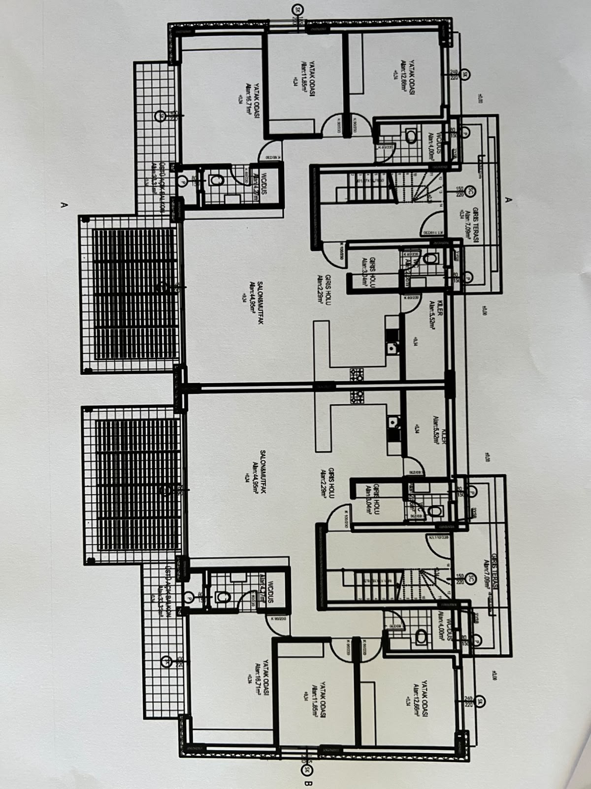 Floor plan of the 3+1 apartment: two mirrored units with bedrooms, living-kitchen area and terrace