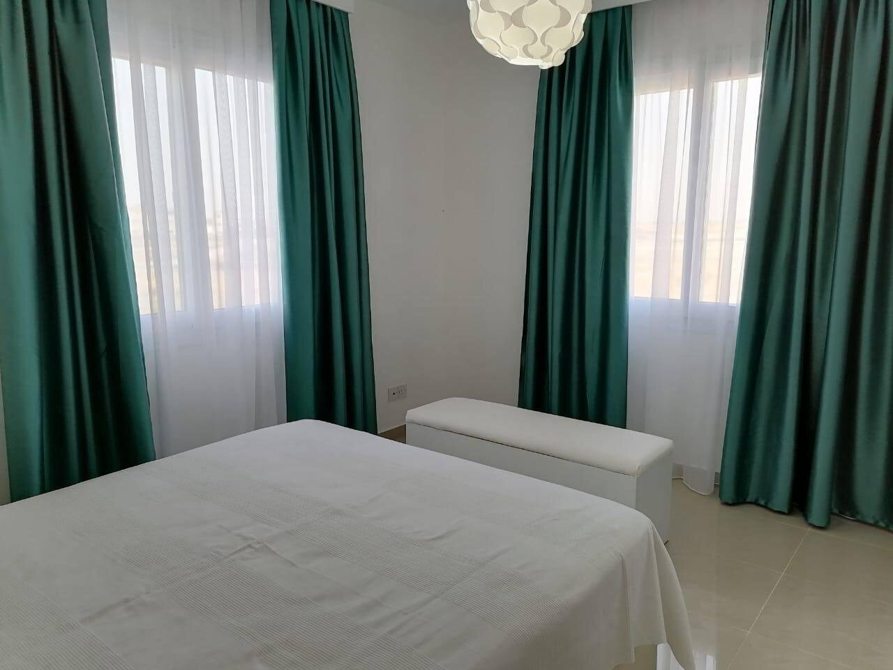 Bedroom: double bed, a bench at the window and a ceiling light