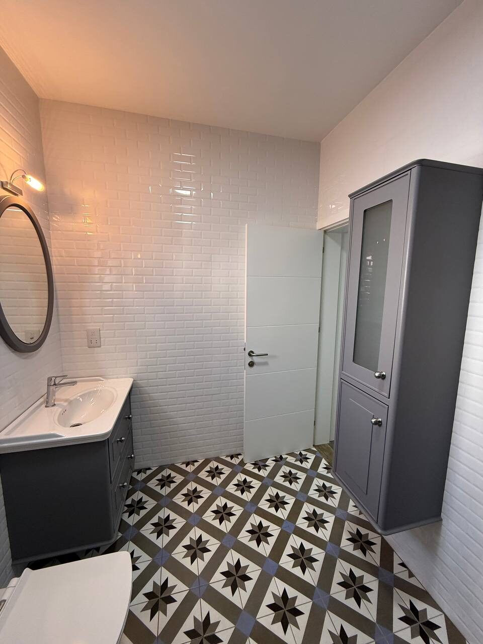 Guest cloakroom with a basin and cabinet